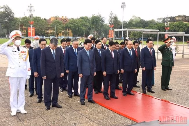 Une délégation des dirigeants du Parti, de l’État, de l'Assemblée nationale et du gouvernement du Vietnam a rendu hommage au Président Hô Chi Minh en son mausolée. Photo : Tran Hai/NDEL.