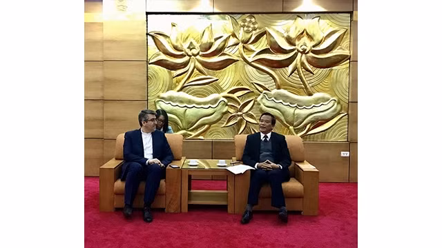 Le président de l’Association d’Amitié Vietnam - Iran, Nguyên Van Pha (à droite) et l’ambassadeur d’Iran au Vietnam, Ali Akbar Nazari. Photo: thoidai.com.vn
