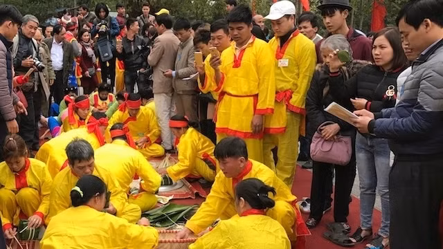 Une équipe de préparation de "banh chung". Photo: NDEL.
