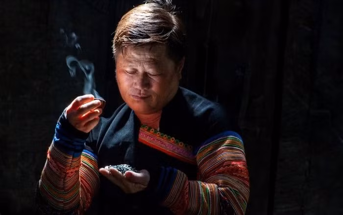 Vang A Khua vérifie toujours le goût et la qualité de thé avant qu'ils ne soient classés et emballés. Photo : Trân Trung Hiêu/NDEL.
