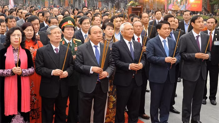Le PM Nguyên Xuân Phuc (3e, à gauche, au 1er rang) et les délégués sont allés brûler des bâtons d'encens pour rendre hommage aux soldats Tây Son morts pour la Patrie. 