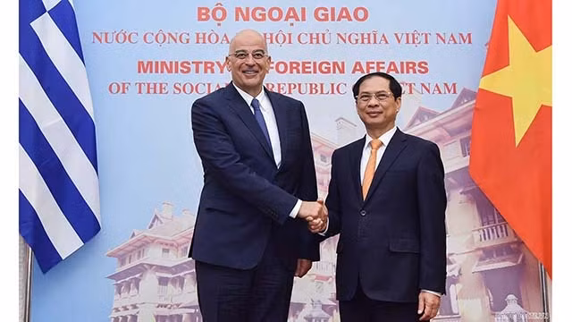 Le ministre vietnamien des Affaires étrangères, Bùi Thanh Son (à droite), et son homologue grec, Nikolaos Dendias. Photo : VNA.