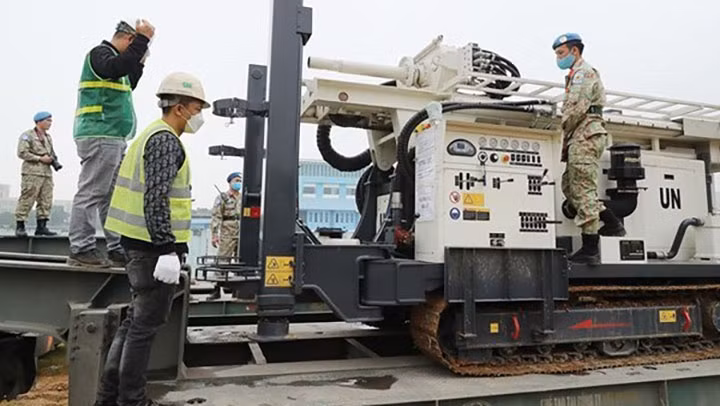 Chargement d'équipements et de marchandises pour la mission de l’ONU au port de Hai Phong. Photo : VNA.