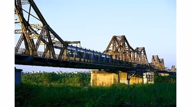  Le pont Long Biên relie les arrondissements de Hoàn Kiêm et de Long Biên de la capitale. Photo : VNA.
