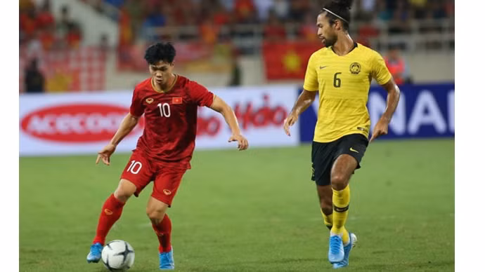 L'attaquant Nguyên Công Phuong (rouge) du club Hoàng Anh Gia Lai. Photo : VFF.