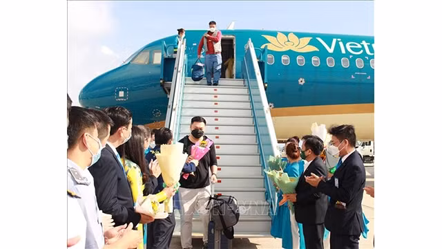 Les premiers visiteurs à Khanh Hoa ont reçu de nombreux cadeaux tels que des fleurs, des souvenirs et des enveloppes de « li xi » (étrenne) de Nouvel An de la part des dirigeants de la province. Photo: VNA