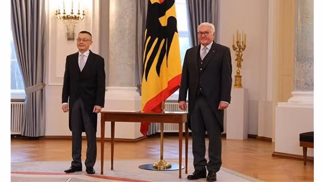 L’ambassadeur vietnamien en Allemagne, Vu Quang Minh (à gauche), et le Président allemand, Frank-Walter Steinmeier. Photo : VNA.