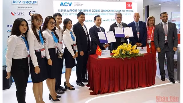 Cérémonie de signature de l’accord d’aéroports jumeaux entre la compagnie générale des airports du Vietnam et le groupe italien Società Esercizi Aeroportuali. Photo : NDEL.
