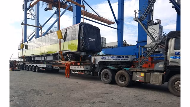 Après son arrivée au port, le 4e train sera transporté au dépôt Nhôn à Hanoi pour effectuer l'assemblage et le test de fonctionnement avant d'entrer en service officiel. Photo : NDEL.
