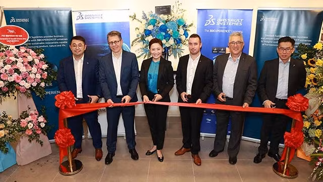 Lors de la cérémonie de coupure du ruban pour inaugurer le nouveau bureau de représentation de Dassault Systèmes. Photo : qdnd.vn