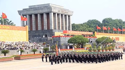 Meeting, parade militaire et défilé en l'honneur de la Fête nationale du Vietnam à la place de Ba Dinh, à Hanoi, le 2 septembre 2015. Photo: Dinh Thao/NDEL.