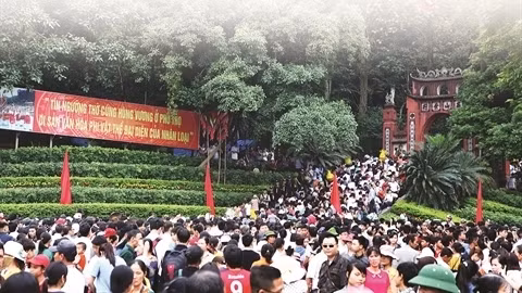 La fête du Temple des rois fondateurs Hùng, au 10e jour du 3e mois lunaire, attire chaque année de plus en plus de visiteurs. Photo: Quy Trung/VNA/CVN.