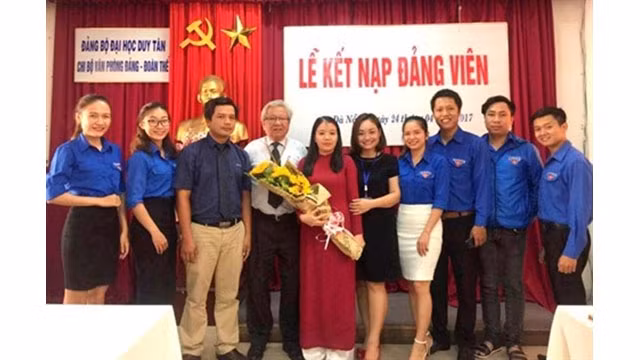 Une cérémonie d'admission d'un nouveau adhérent au Parti à l'Université Duy Tân à Dà Nang (au Centre). Photo : CTV/CVN. 