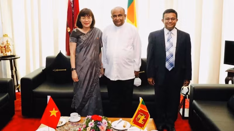 L’ambassadrice du Vietnam au Sri Lanka, Hô Thi Thanh Truc (à gauche) lors de la rencontre avec le Président du Parlement sri-lankais, Mahinda Yapa Abeywardana (centre). Photo : BQT. 