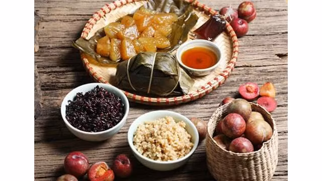 Des plats traditionnels lors de la Fête de Doan Ngo. Photo : VOV.