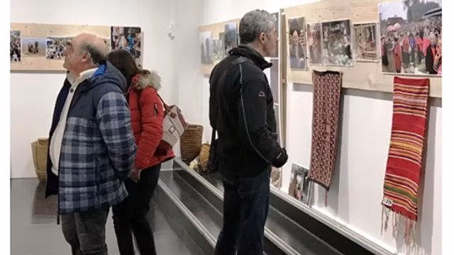 Un coin de l’exposition sur les costumes des 54 ethnies du photographe français, Alain Dussarp, lors de l’événement intitulé « Aux Cœurs du Vietnam ». Photo : NDEL. 