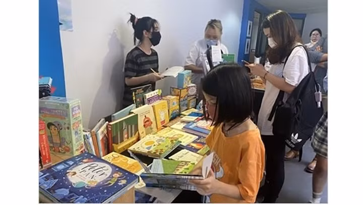 Au stand de la librairie française Blue Horizon. Photo : CVN