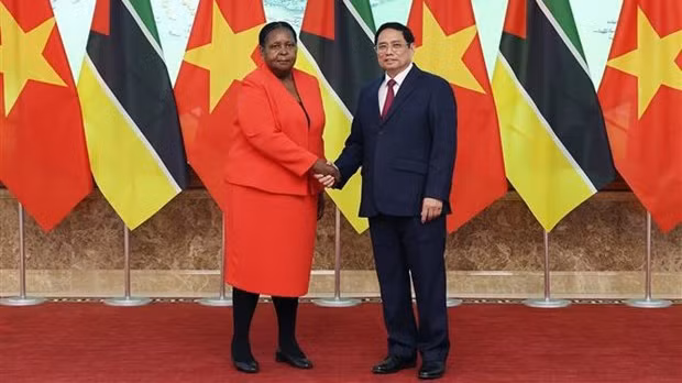 Le Premier ministre vietnamien, Pham Minh Chinh (à droite), et la Présidente de l'Assemblée de la République du Mozambique, Esperanca Laurinda Francisco Nhiuane Bias. Photo : VNA.