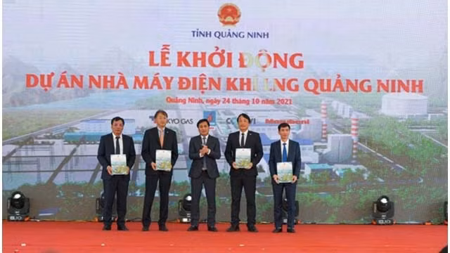 Le président du Comité populaire de la province de Quang Ninh, Nguyên Tuong Vân, remet la décision d’approbation du projet aux représentants de 4 investisseurs. Photo : VNA.