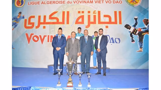L’ambassadeur du Vietnam en Algérie, Pham Quôc Tru (2e à gauche), lors de la cérémonie de remise des prix. Photo : FAV.