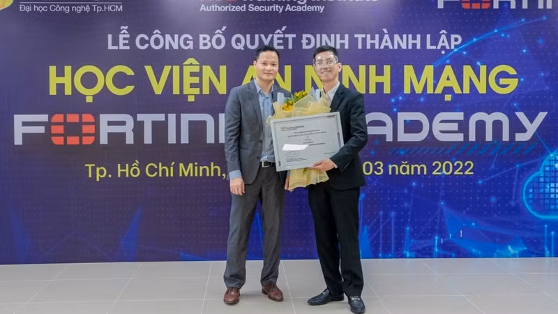 Une coopération entre l’Hutech et le Fortinet. Photo: congthuong.vn