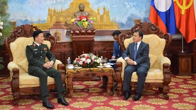 Le contre-amiral Nguyên Trong Binh (à gauche), chef d’état-major général adjoint de l’Armée populaire du Vietnam et l’ambassadeur laotien au Vietnam Sengphet Houngboungnuang. Photo: qdnd.vn