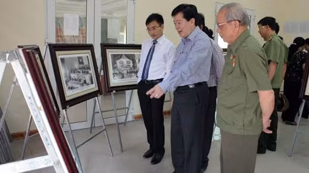 Exposition «L’Oncle Hô avec l’AN et les Conseils populaires» à la ville de Hoà Binh (au Nord). Photo: NDEL.