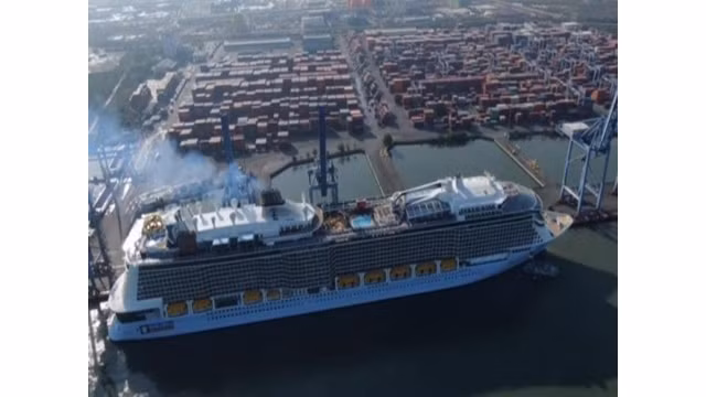 Le navire de croisière américain transporte 5 718 touristes et membres d’équipage a été amarré au Vietnam. Photo : https://plo.vn