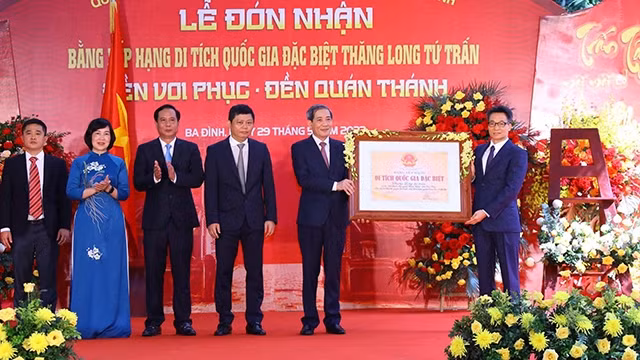 Remise du certificat reconnaissant les temples Voi Phuc et Quan Thanh en tant que «Vestiges nationaux spéciaux». Photo : NDEL.