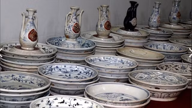 Un coin de l’exposition des objets trouvés dans 9 anciens naufrages le long de la côte vietnamienne, le 19 juin à Quang Nam. Photo : VNA.