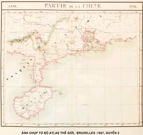Une copie de l'Atlas du monde, Bruxelles - 1827, tome 2. Photo d'archive.