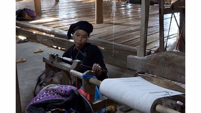 Dans chaque maison sur pilotis des La Chi à Bac Ha, il y a un métier à tisser en bois. Photo: VOV