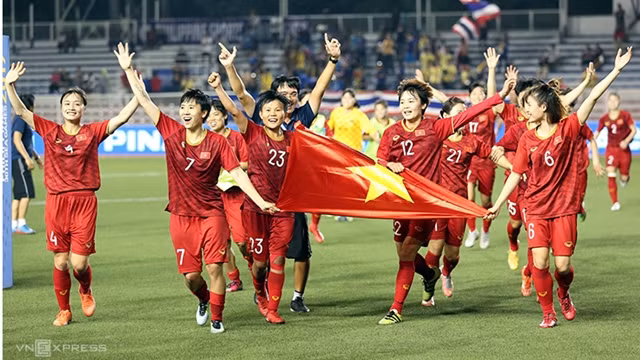 La joie de l’équipe nationale féminine après sa victoire face à la Thaïlande 1-0 en finale du football féminin aux SEA Games 30. Photo : vnexpress.net