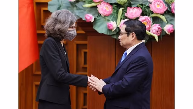 Le Premier ministre Pham Minh Chinh et l’ambassadrice du Canada, Deborah Paul, à Hanoi, le 10 mars. Photo : VNA.