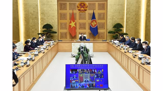 Le Premier ministre Pham Minh Chinh assiste à un Sommet spécial en ligne pour célébrer le 30e anniversaire du partenariat de dialogue ASEAN- Chine. Photo : Trân Hai/NDEL. 