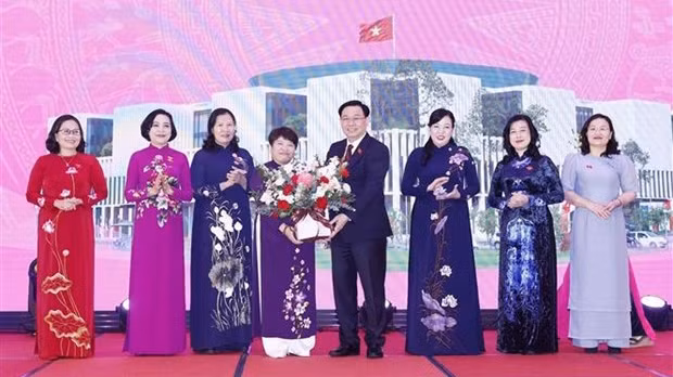 Le Président de l’Assemblée nationale, Vuong Dinh Huê, pose avec le groupe des femmes députées de la XVe Assemblée nationale. Photo : VNA.