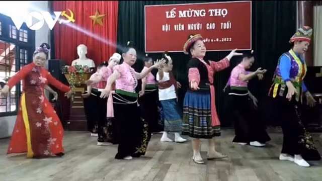 Hoàng Thi Mai enseigne la danse des Thai. Photo : VOV.