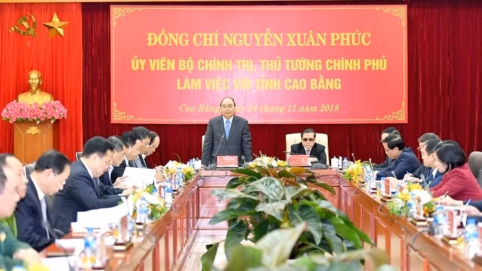 Le Premier ministre Nguyên Xuân Phuc travaille avec les autorités de Cao Bang. Photo : VGP.
