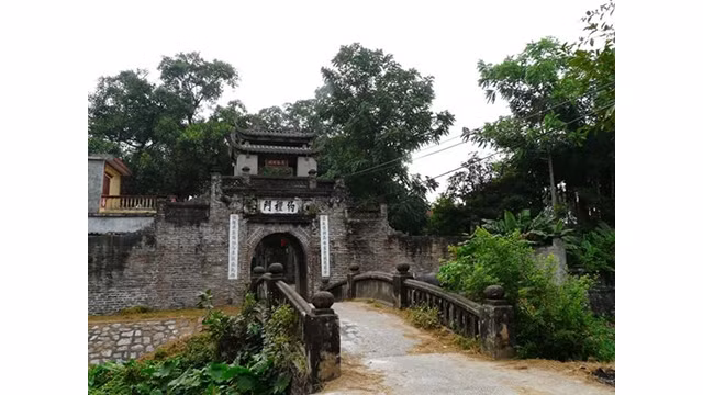 L'ancien pont enjambe un petit canal pour entrer dans le célèbre village traditionnel des « cha gio ». Photo : hanoi.gov