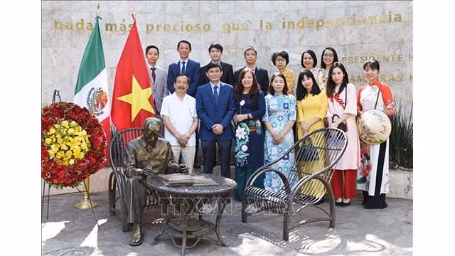 Des représentants des Vietnamiens au Mexique à côté de la statue de l'Oncle Hô. Photo : VNA.