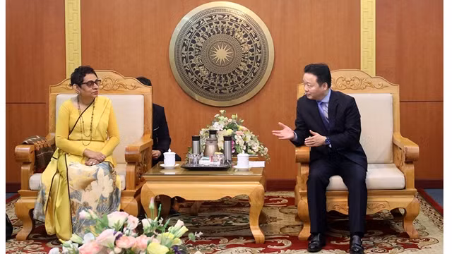 Le ministre des Ressources naturelles et de l’Environnement, Trân Hông Hà (à droite) et l’ambassadrice du Sri Lanka au Vietnam Hasanthi Urugodawatte Dissanayake. Photo : baotainguyenmoitruong.vn.
