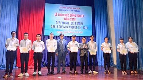 Cérémonise de remise des bourses Odon Vallet à des élèves du Centre, le 3 septembre. Photo: VNA.