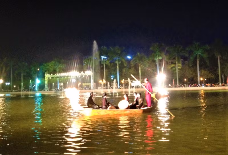 Des représentations de « quan ho » sont organisées périodiquement sur le lac Nguyen Phi Y Lan dans le centre-ville de Bac Ninh. Photo : Nguyen Thi Minh/NDEL.