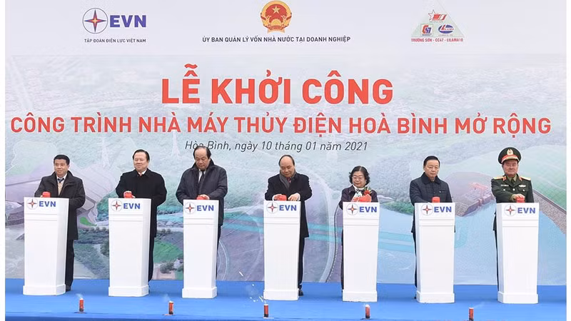Cérémonie de mise en chantier de la centrale électrique de Hoa Binh agrandie. Photo : Trân Hai/NDEL.