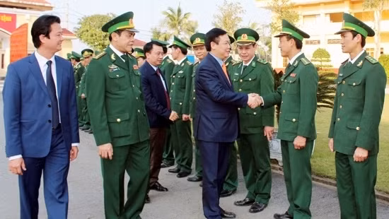 Vuong Dinh Huê présente ses vœux de Nouvel An à la Garde-frontière de Hà Tinh. Photo: baohatinh.vn.