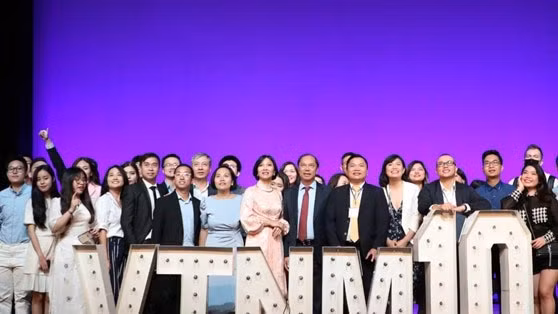 L'ambassadeur du Vietnam aux États-Unis, Nguyên Quôc Dung (au milieu), prend une photo commémorative avec le Conseil d'administration de l'AVSPUS. Photo : VNA.