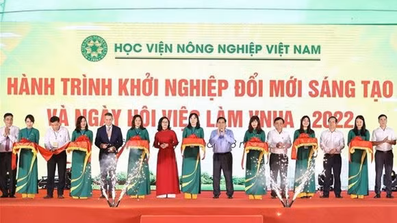 Le Premier ministre Pham Minh Chinh coupe la bande inaugurale de l’événement "Le parcours d’entrepreneuriat et d’innovation et la fête de l’emploi de la VNUA - 2022" à Hanoi. Photo : VNA.