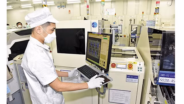 Dans une usine de Samsung au Vietnam. Photo : baodautu.vn.