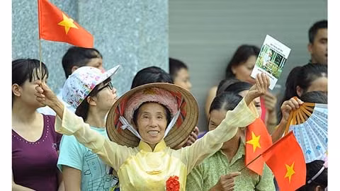 Une Vietnamienne exprime son patriotisme lors de la parade militaire de cette Fête nationale. Photo: Phan Linh/NDEL.