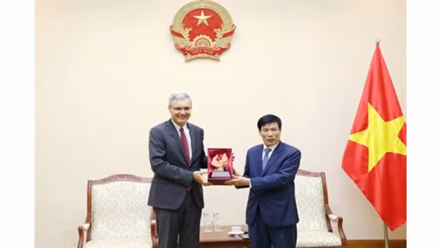 L’ambassadeur de France au Vietnam, Nicolas Warnery (à gauche), et le ministre vietnamien de la Culture, des Sports et du Tourisme, Nguyên Ngoc Thiên. 